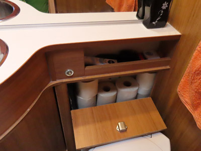 Extra Fach für Toilettenpapier und Küchenrolle